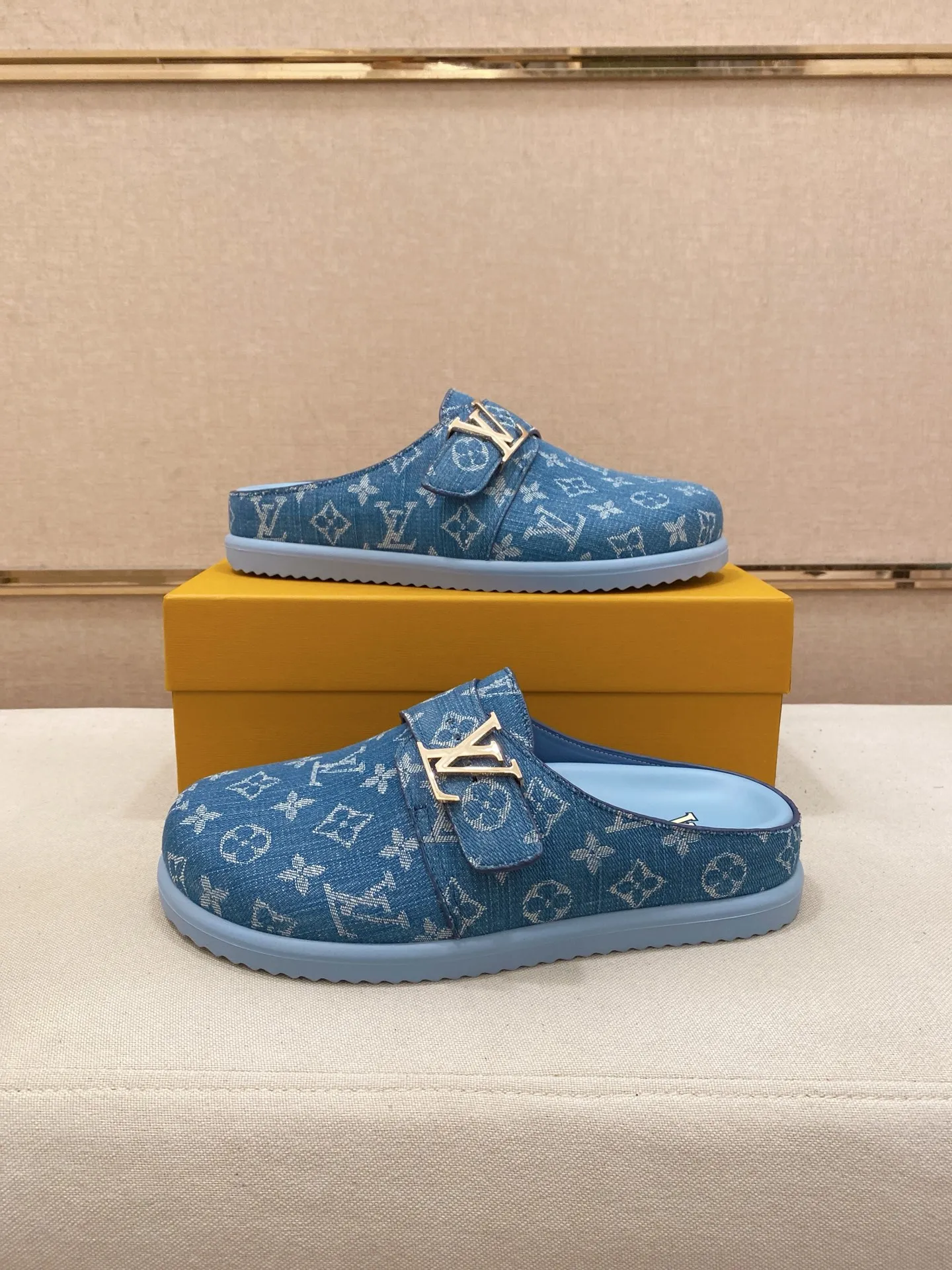 Men's shoes💰: 200💰38-45, LV Easy 2025 new men's casual sandals and slippers, made of suede cow leather, with Monogram pattern to highlight the trendy style. Adjustable straps illuminated with LV letters, while a resilient insole and micro outsole provide lightweight comfort. Made of suede cow leather with embossed Monogram pattern and brand element metal hardware✅Adjustable straps➕Tough insole‼ ️Micro outsole. Comfortable and easy to wear‼ ️
